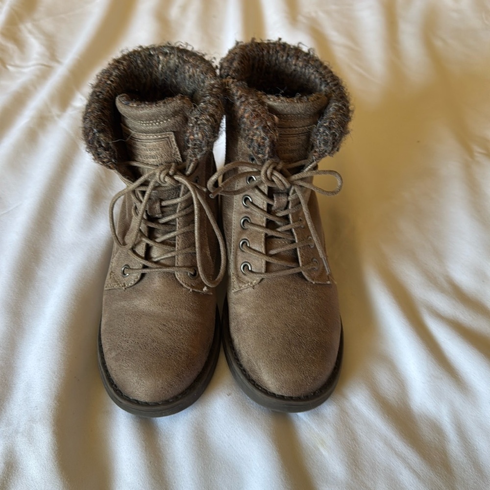 B52 by Bullboxer boots.  Size 8